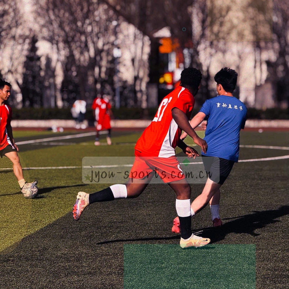 纯暗背景上的角球弧线与落点标记特写，青色发光线条勾勒出角旗区与禁区边缘，画面中没有人物
